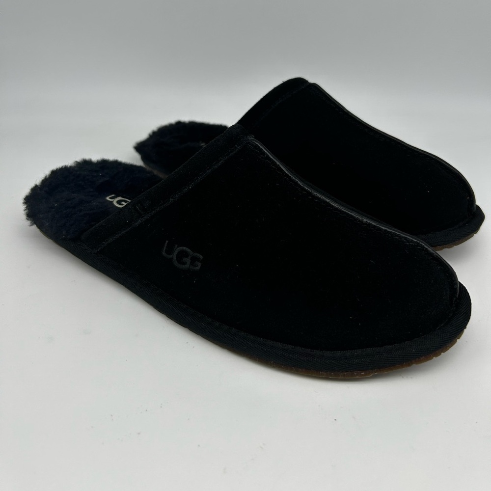 Ugg Australia New Women's Pearle slippers  Size 6  Black Suede Plush runs small